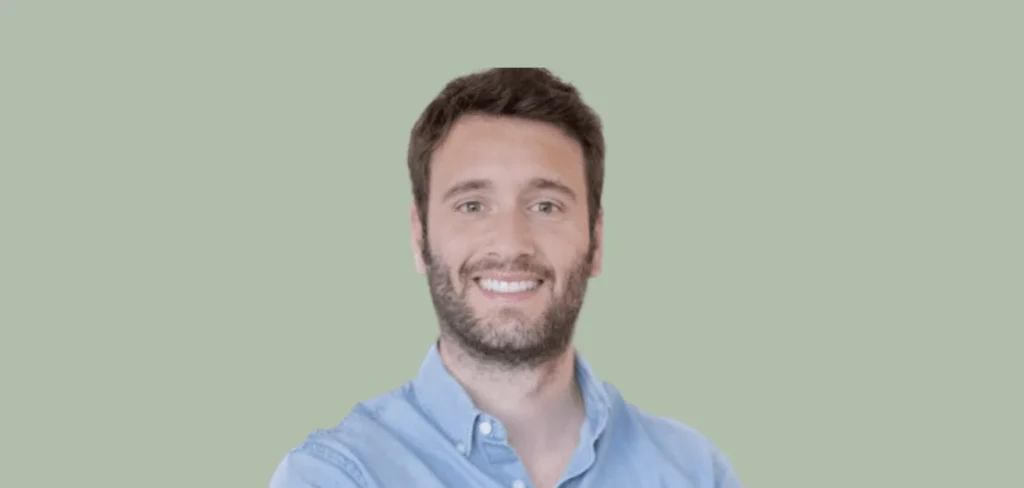 Jaume Fusté, CEO de Cobramus, sonriente con camisa vaquera sobre fondo verde claro