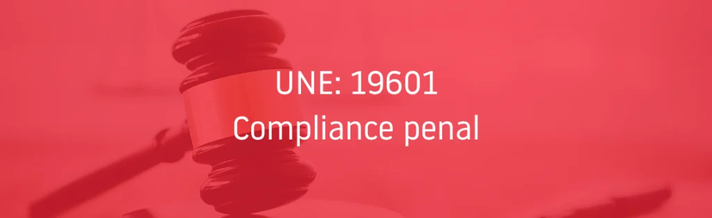 Mazo de juez sobre fondo rojo con el texto «UNE: 19601 Compliance penal»