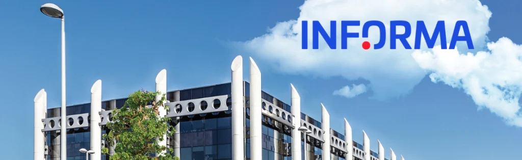 Edificio de oficinas de Informa D&B con el logotipo de INFORMA sobre un cielo azul con nubes